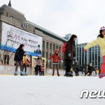 ソウル市庁前の広場にスケートを